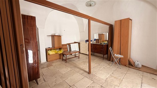 Casa Indipendente Di 2 Vani Oltre Locale Al Piano Terra.
